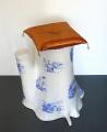 Rosi Steinbach: Seat, 2020, Keramik, gebaut, glasiert, bemalt [Fayence],
Kissen: Textil mit Goldfäden; 60 x 48 x 48 cm 

